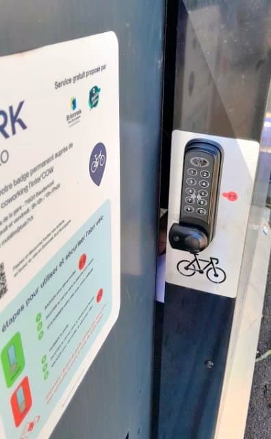 Serrure à badge et panneau d'information Park Vélo sur l'abri vélos Multi'V