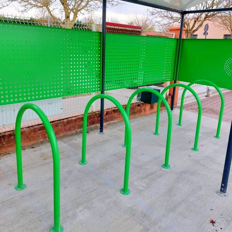 Arceaux verts sous la toiture de l'abri vélos Parkéo de l'école du Fauga