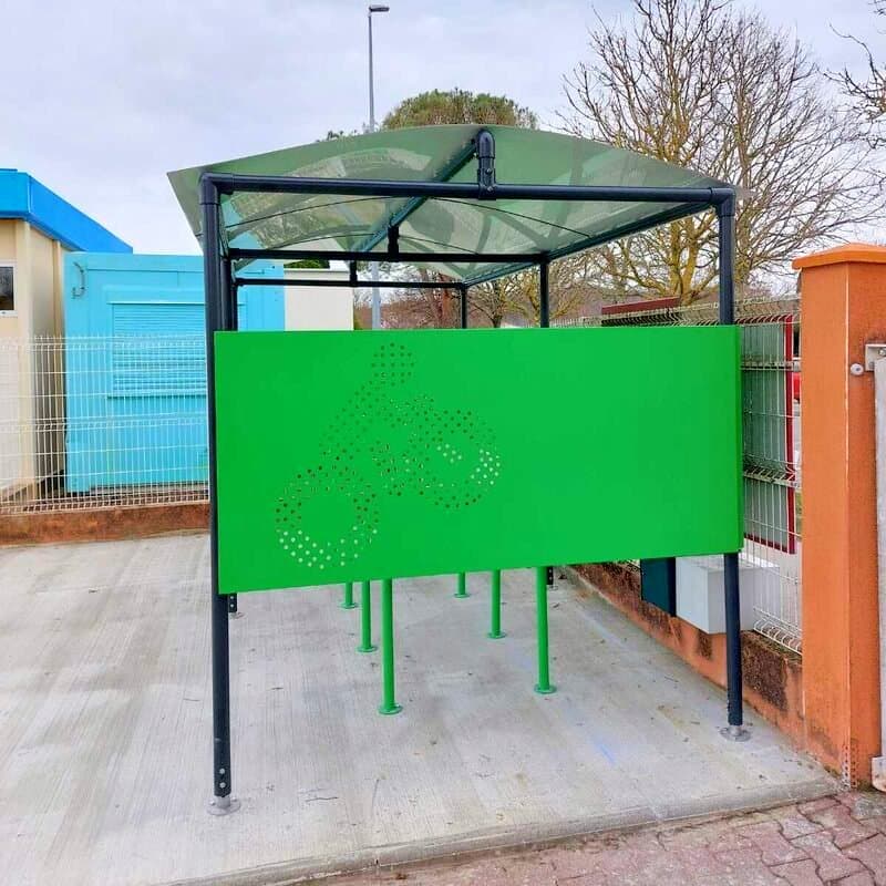 Abri vélos Parkéo de l'école primaire du Fauga, panneau vert perforé d'un motif vélo