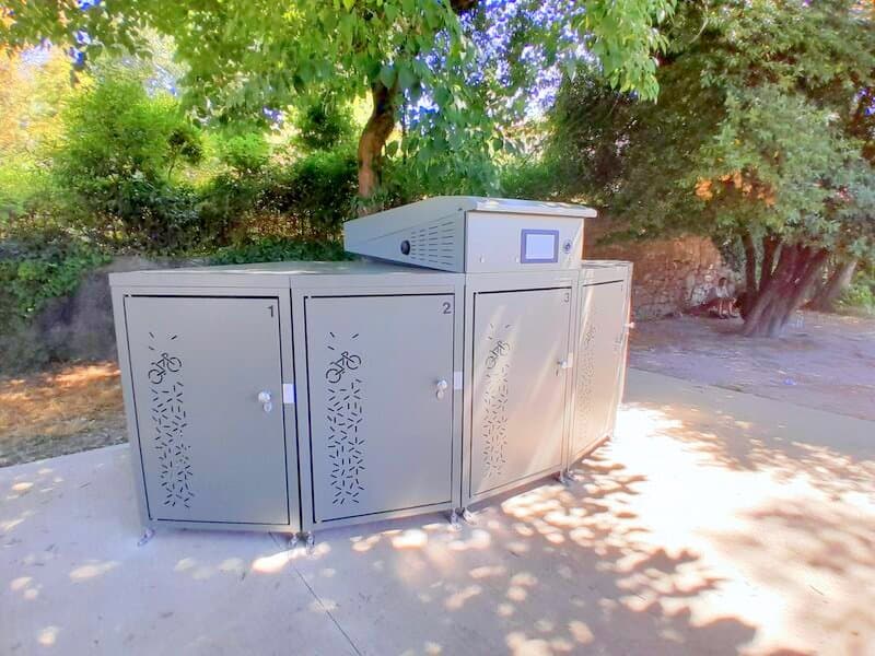 Portes numérotées des box vélos Moduléo à Uzès, avec motifs vélo découpés