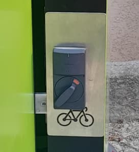Serrure SALTO à badge intégrée sur la porte de l'abri vélos Multi'V